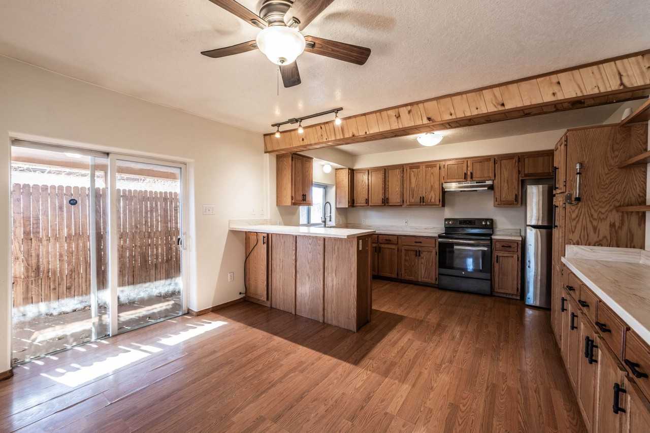 136 Fiesta St - Photo 7 of 24