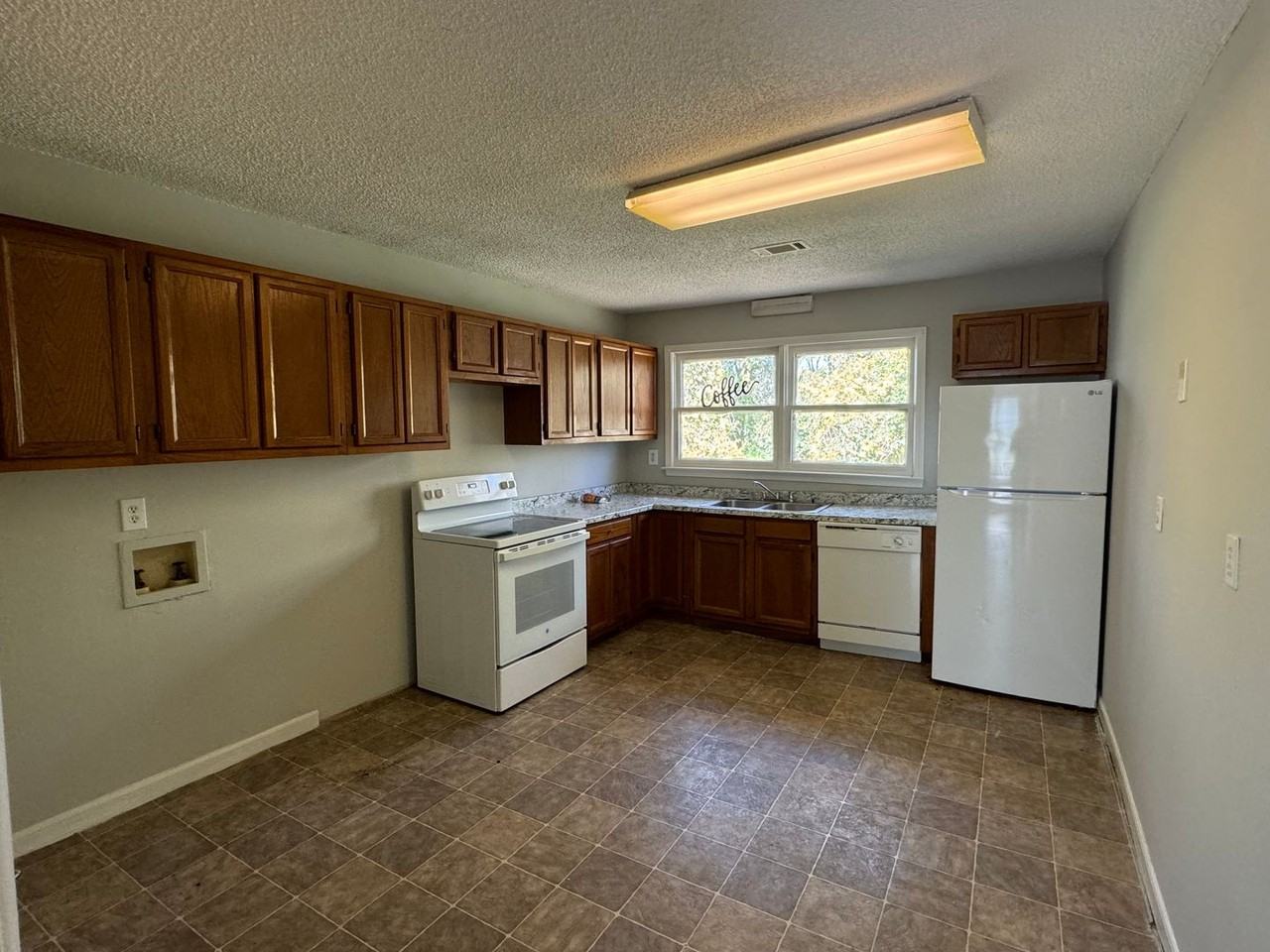 724 Belmont St - Photo 5 of 7