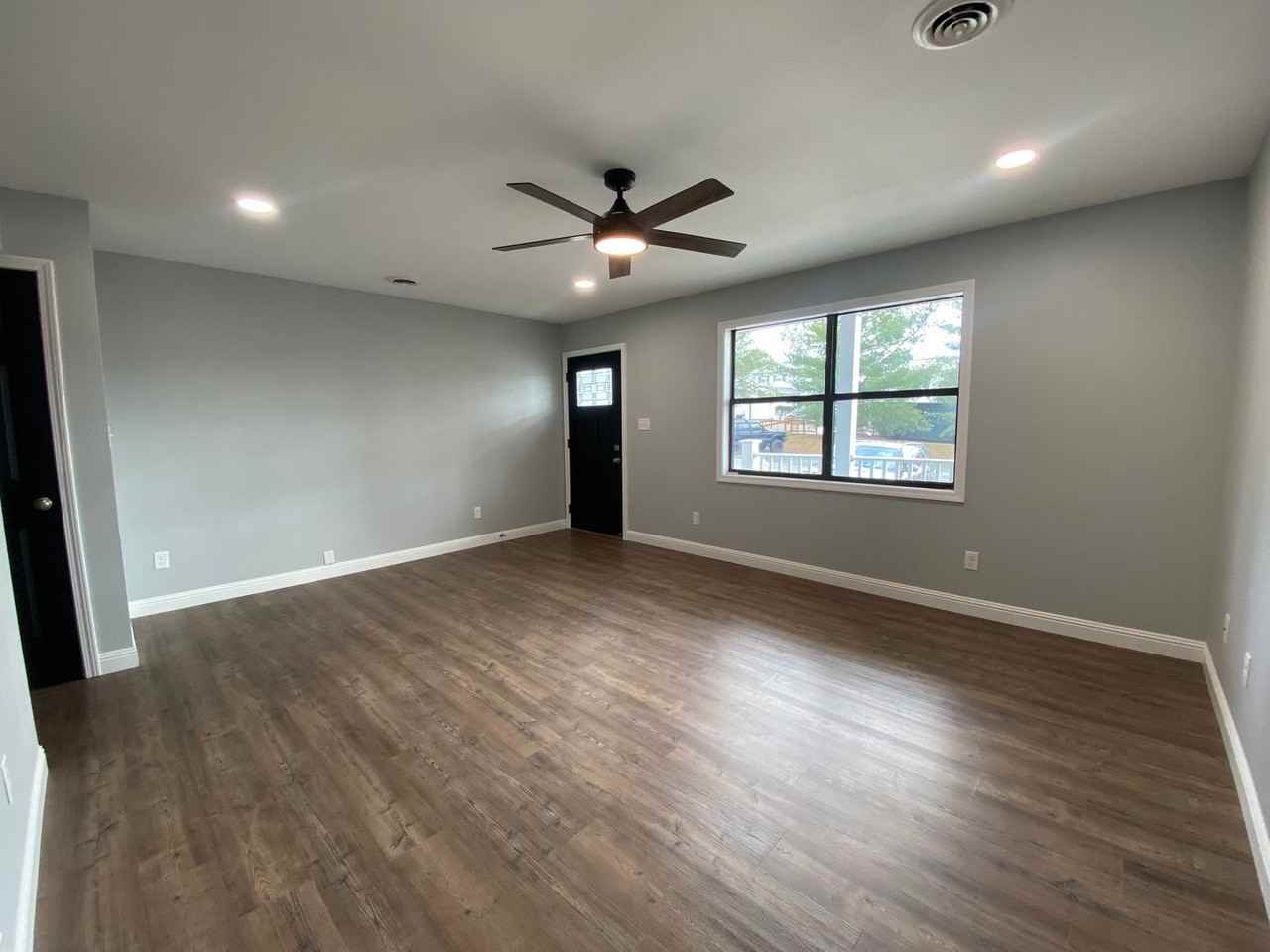 1010 Sun Valley Vlg - Photo 3 of 23