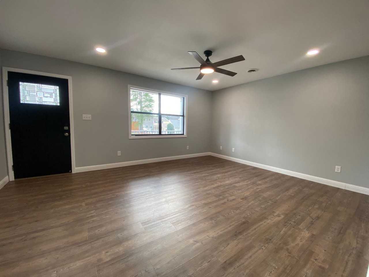 1010 Sun Valley Vlg - Photo 4 of 23