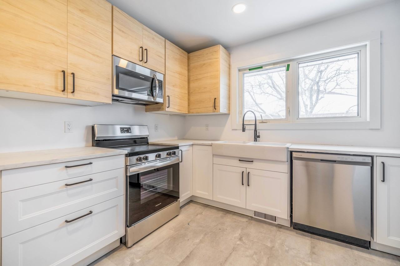 726 Melrose Avenue West #726 - Photo 3 of 17