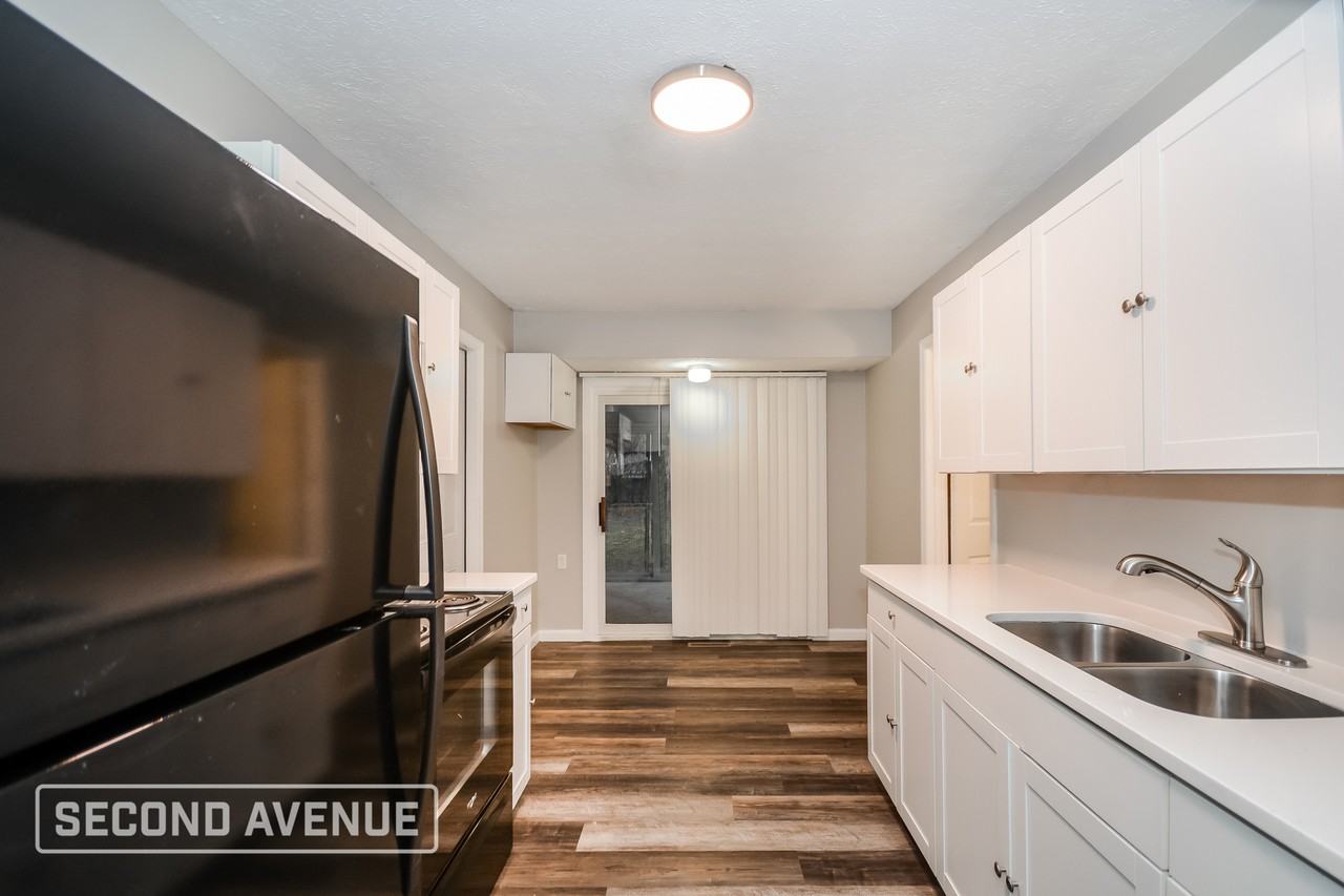 2482 W Kemper Rd - Photo 6 of 23