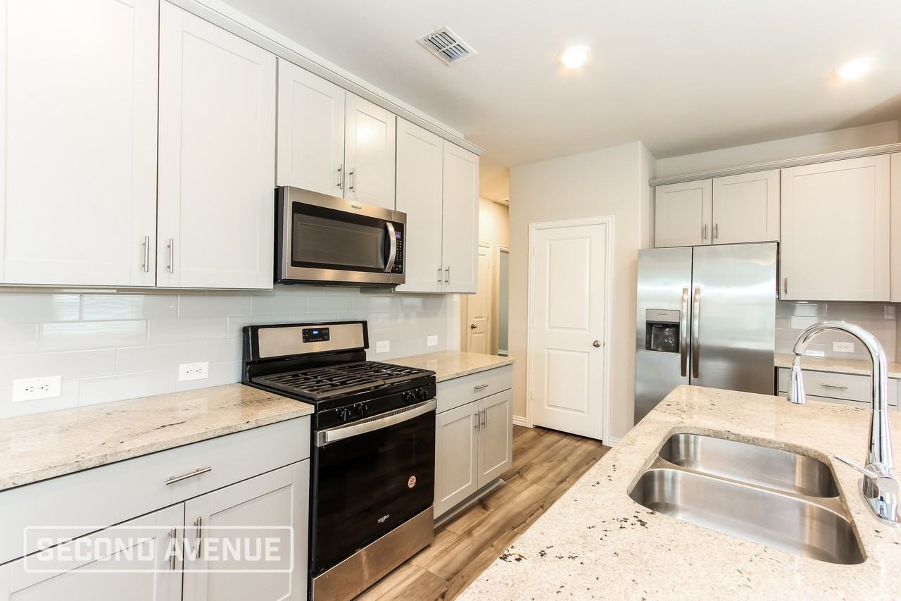 1431 Rolling Fox Dr - Photo 4 of 26