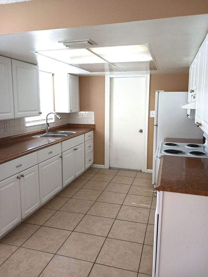 1511 Swordbill Dr - Photo 3 of 7