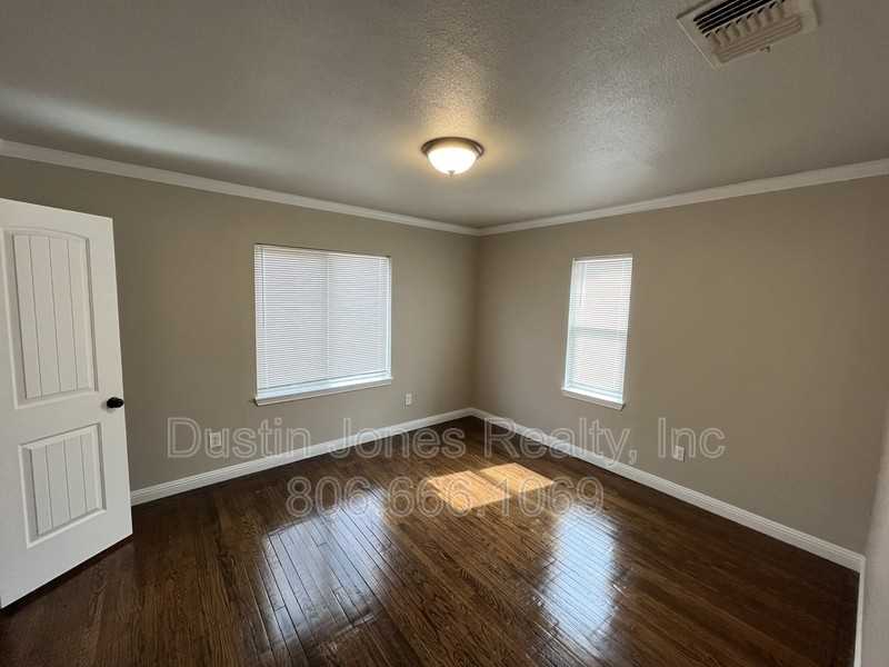 3203 37th St - Photo 7 of 9