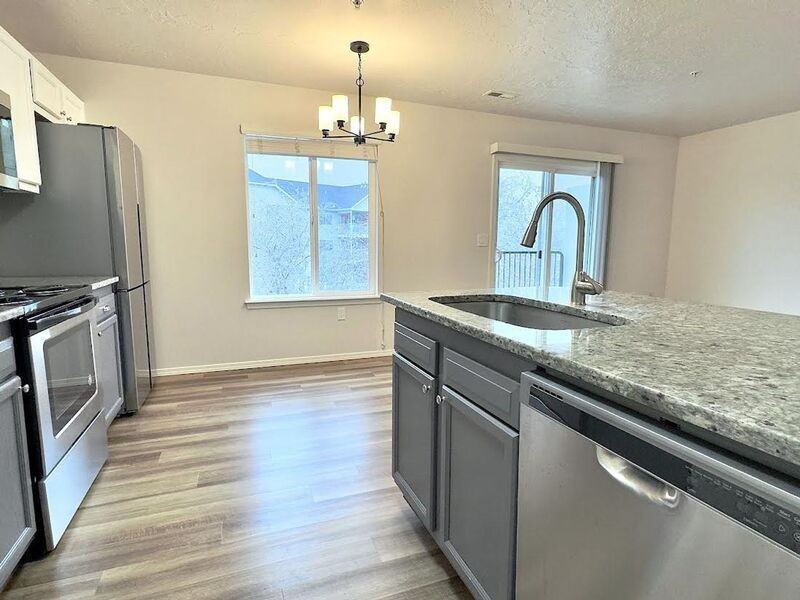 1069 W Pine Ave #3 - Photo 4 of 18