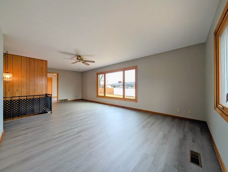 1716 Kemble Dr - Photo 2 of 17