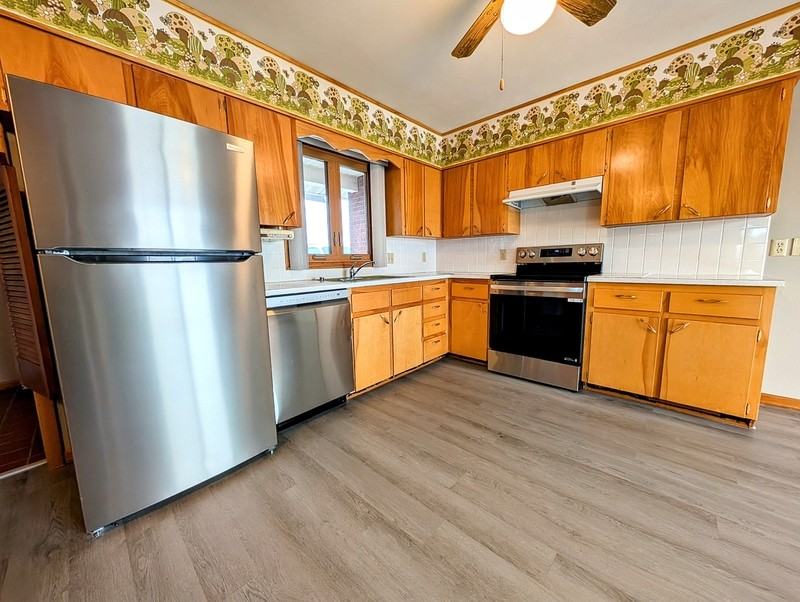 1716 Kemble Dr - Photo 3 of 17