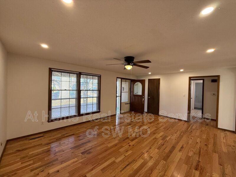 1142 E Greenwood St - Photo 3 of 11