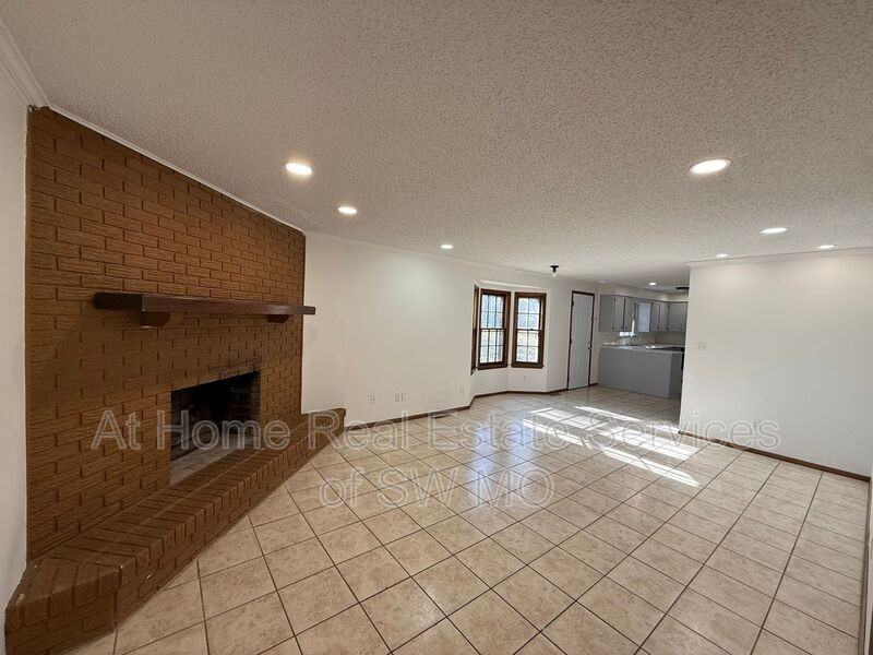 1142 E Greenwood St - Photo 4 of 11