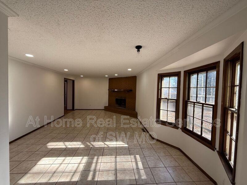 1142 E Greenwood St - Photo 5 of 11