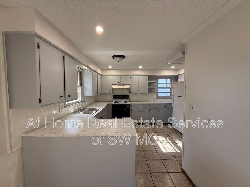 1142 E Greenwood St - Photo 6 of 11