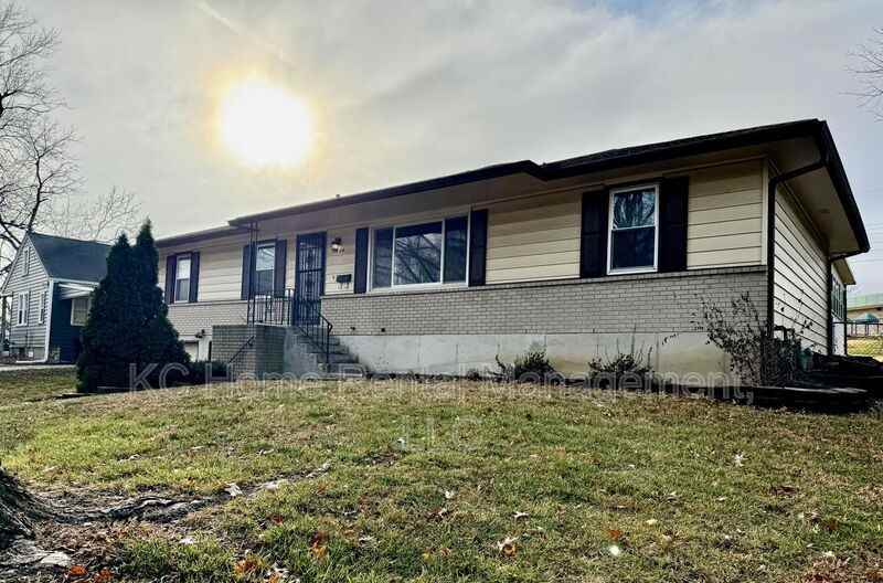 3824 Stonewall Ct - Photo 3 of 32