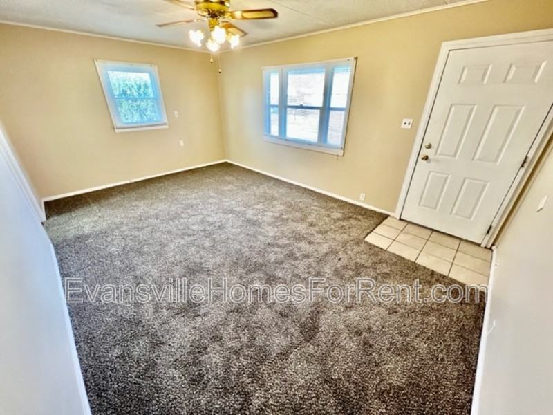 1525 Waggoner Ave - Photo 2 of 10