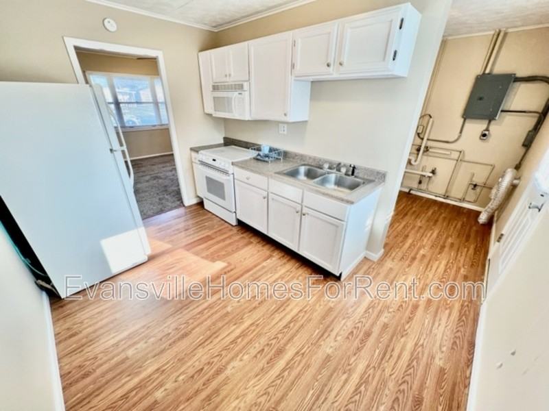 1525 Waggoner Ave - Photo 3 of 10