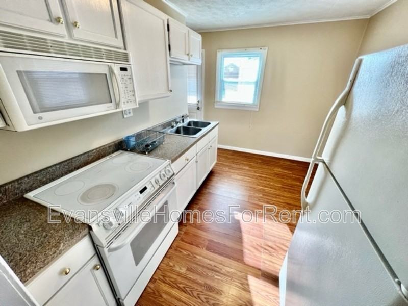 1525 Waggoner Ave - Photo 4 of 10