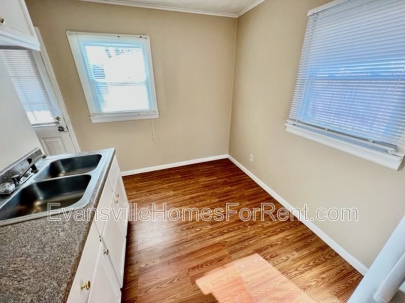 1525 Waggoner Ave - Photo 5 of 10