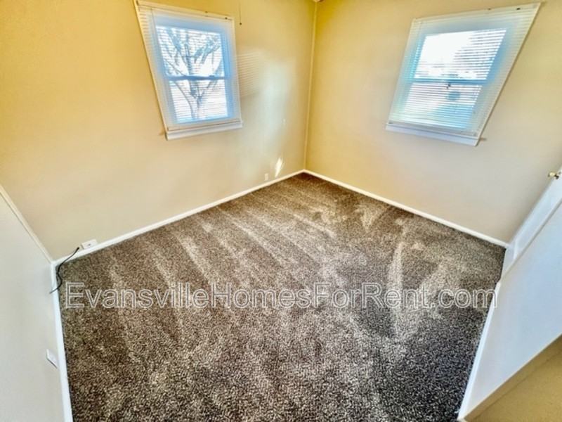 1525 Waggoner Ave - Photo 6 of 10
