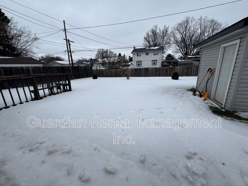 710 James St S - Photo 3 of 38