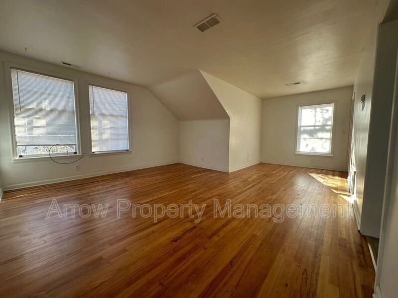 1327 S 14th St #4 - Photo 2 of 7