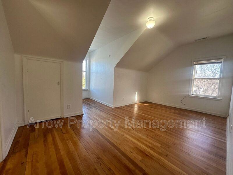 1327 S 14th St #4 - Photo 3 of 7