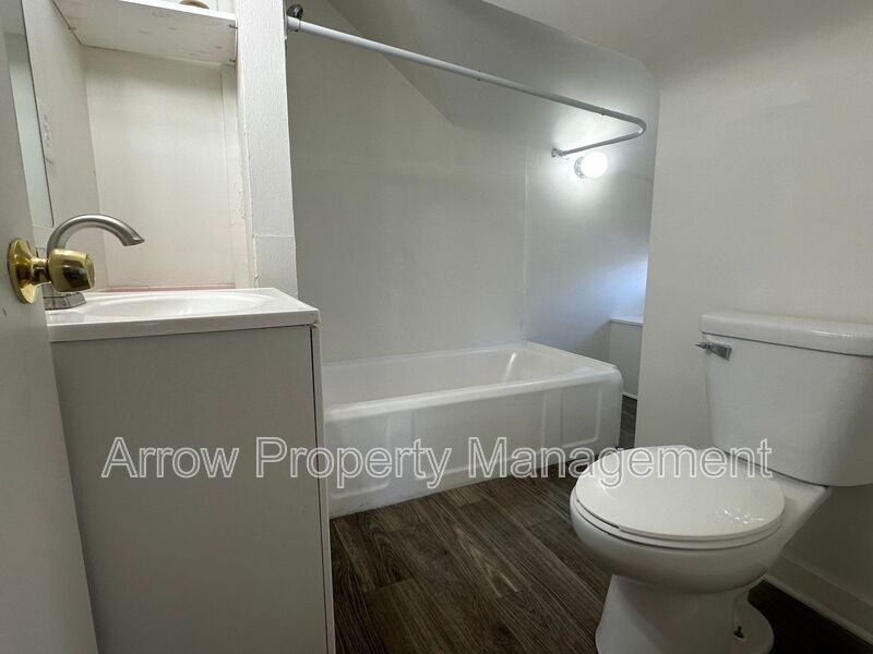 1327 S 14th St #4 - Photo 5 of 7