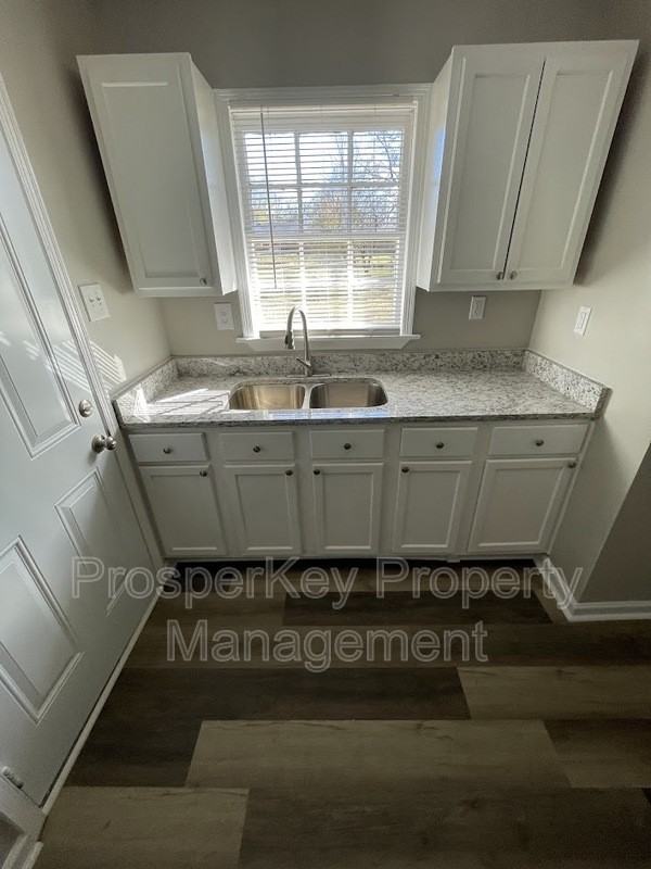 322 Upton Rd - Photo 4 of 19