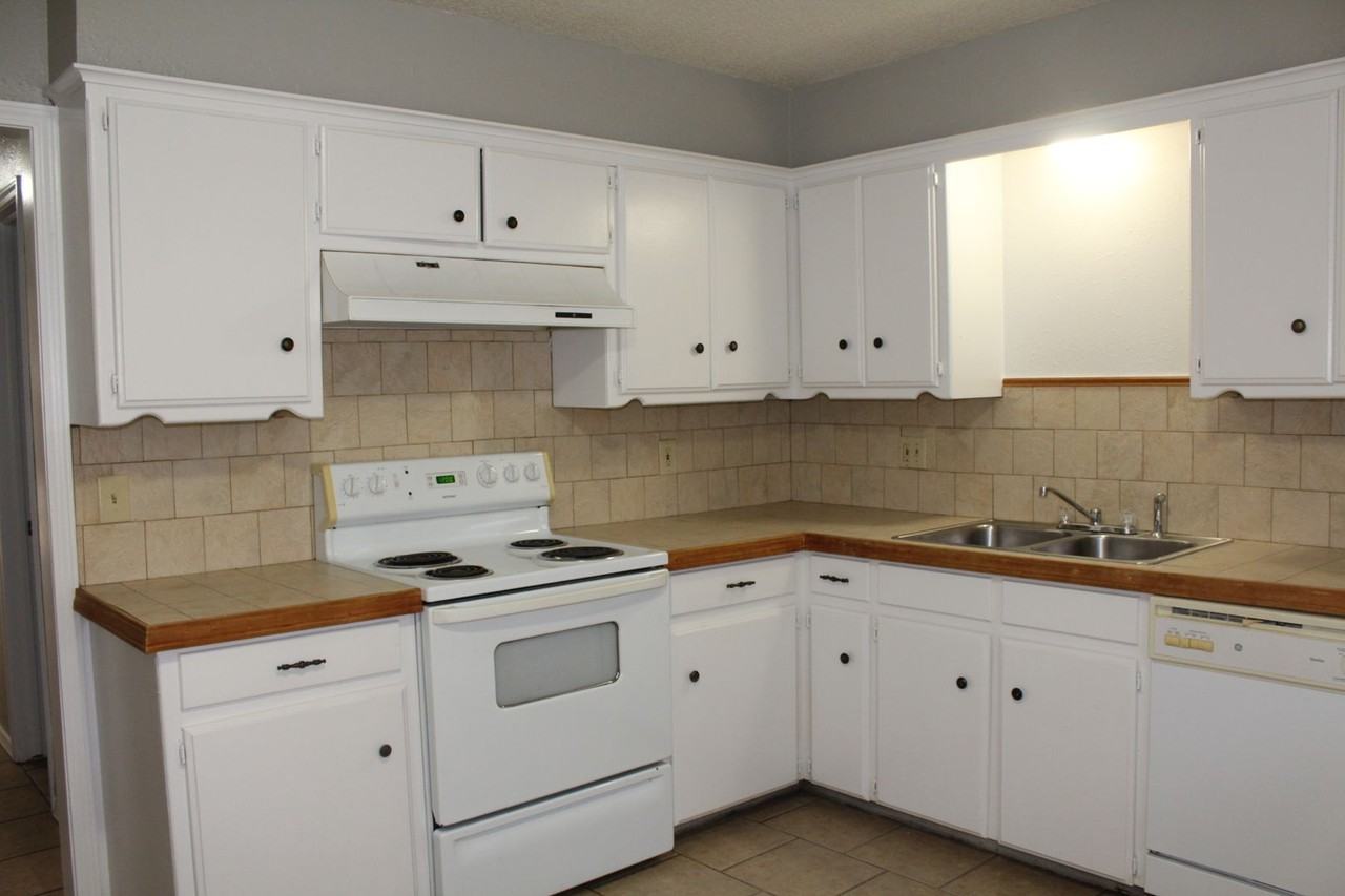 4026 Parkwoods Ln - Photo 2 of 16