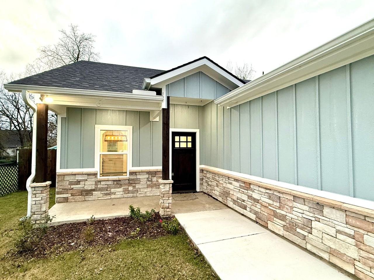 1124 S Hazelwood St - Photo 2 of 19