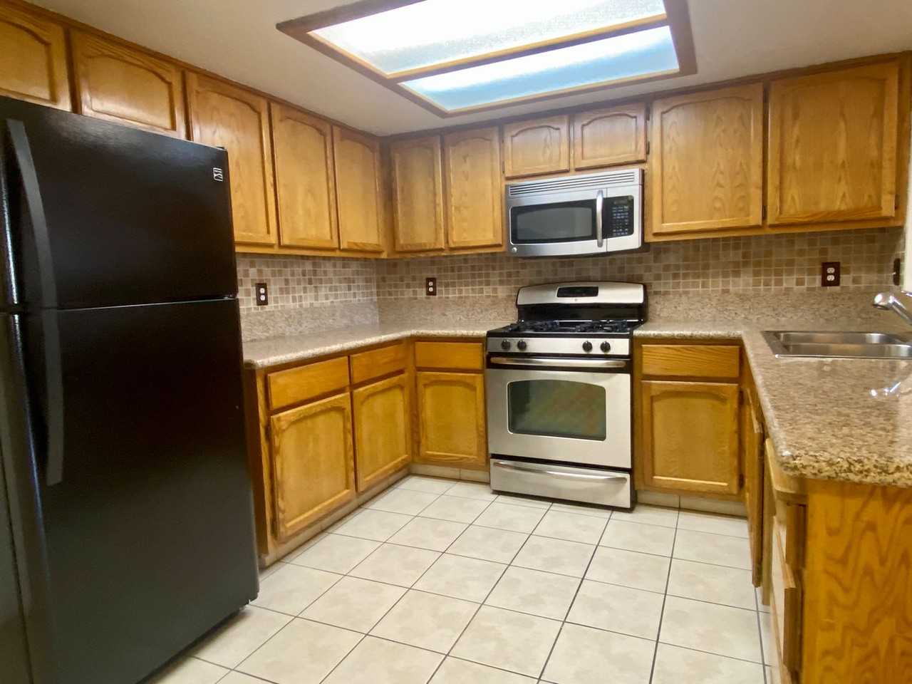 205 E Upjohn Ave - Photo 4 of 21