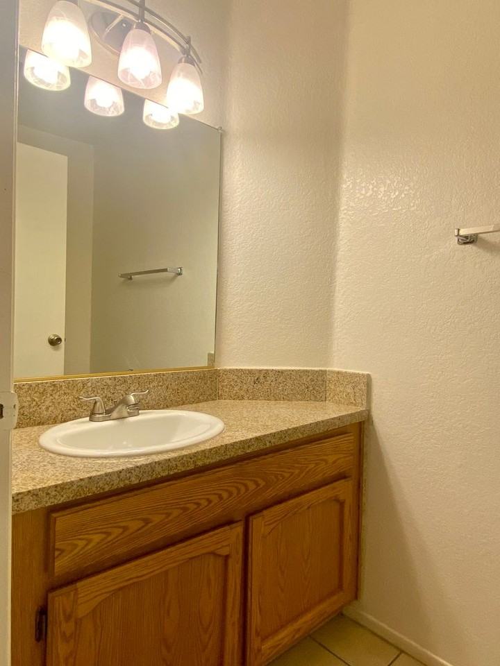 205 E Upjohn Ave - Photo 6 of 21