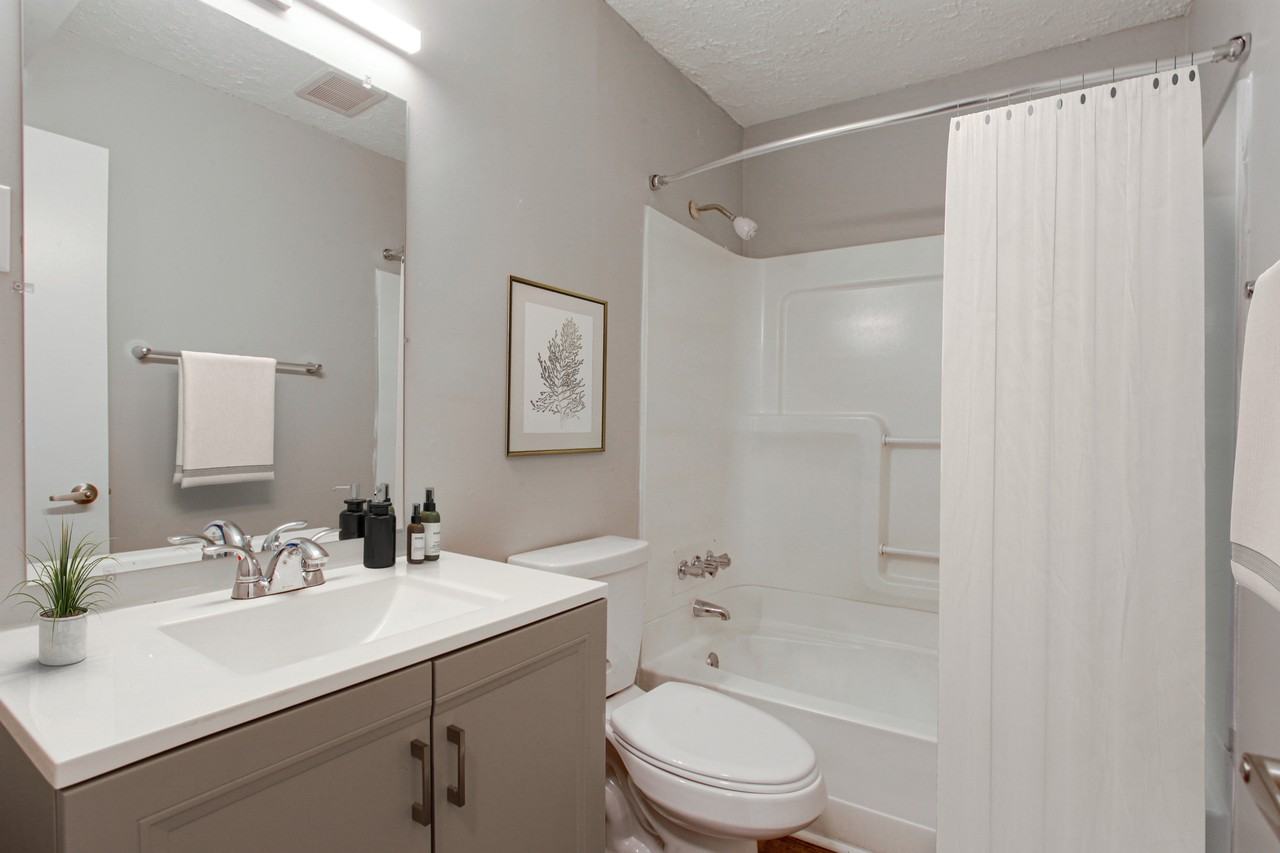 2800 Capital Square Apartments - Photo 5 of 43