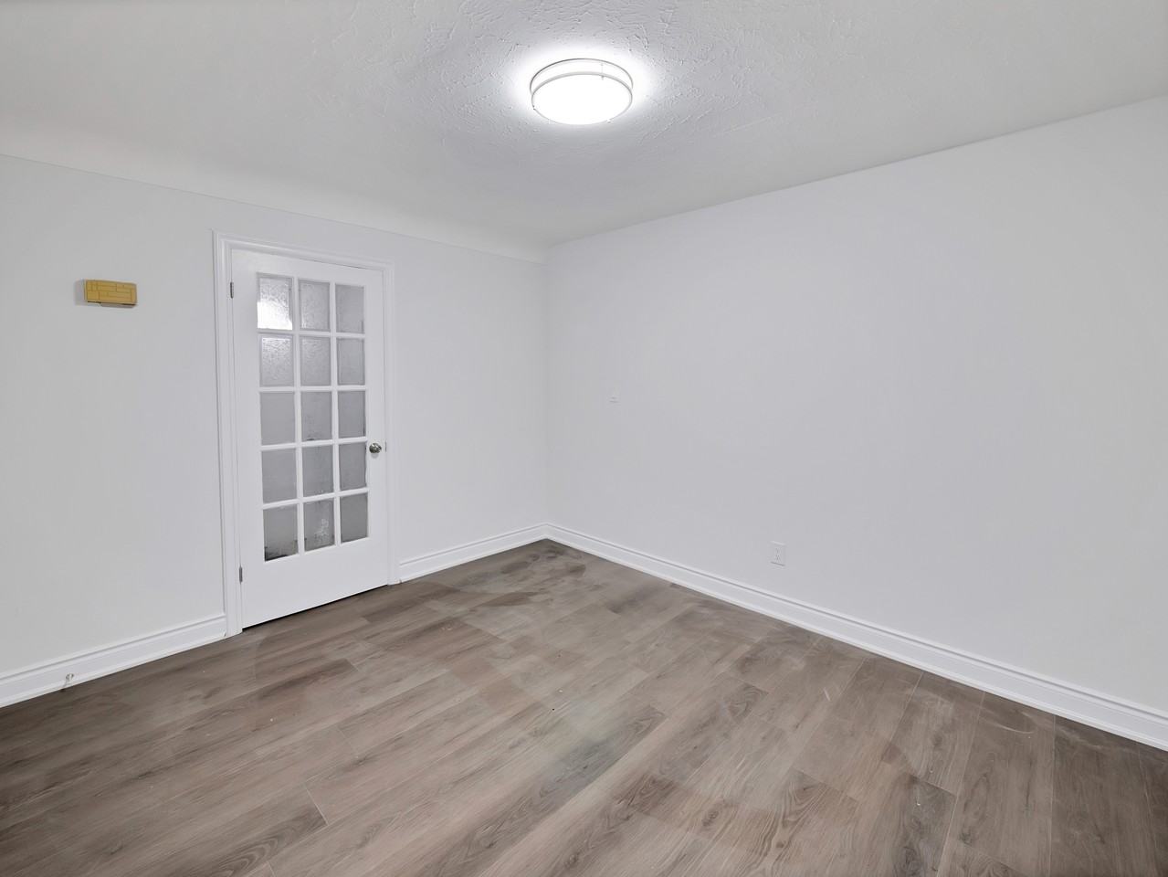 28 Glenwood Cres #1 - Photo 2 of 10