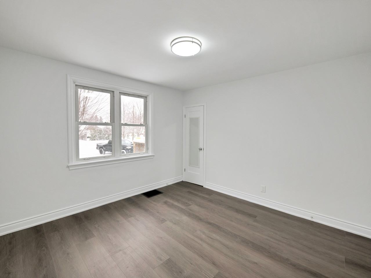 28 Glenwood Cres #1 - Photo 3 of 10