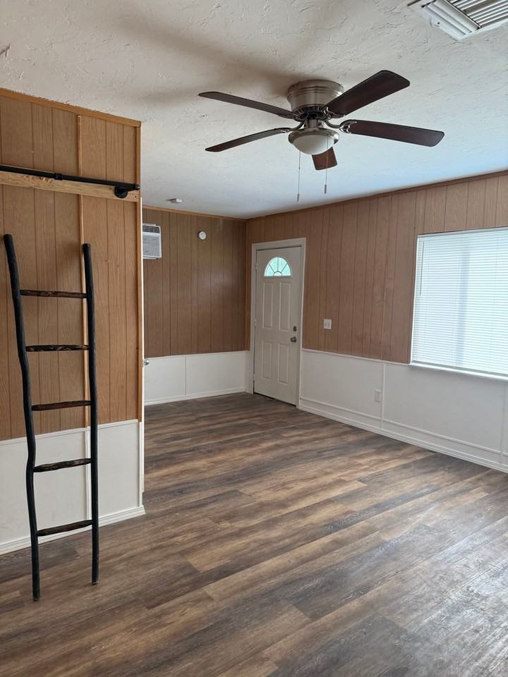 819 29th St E - Photo 3 of 7