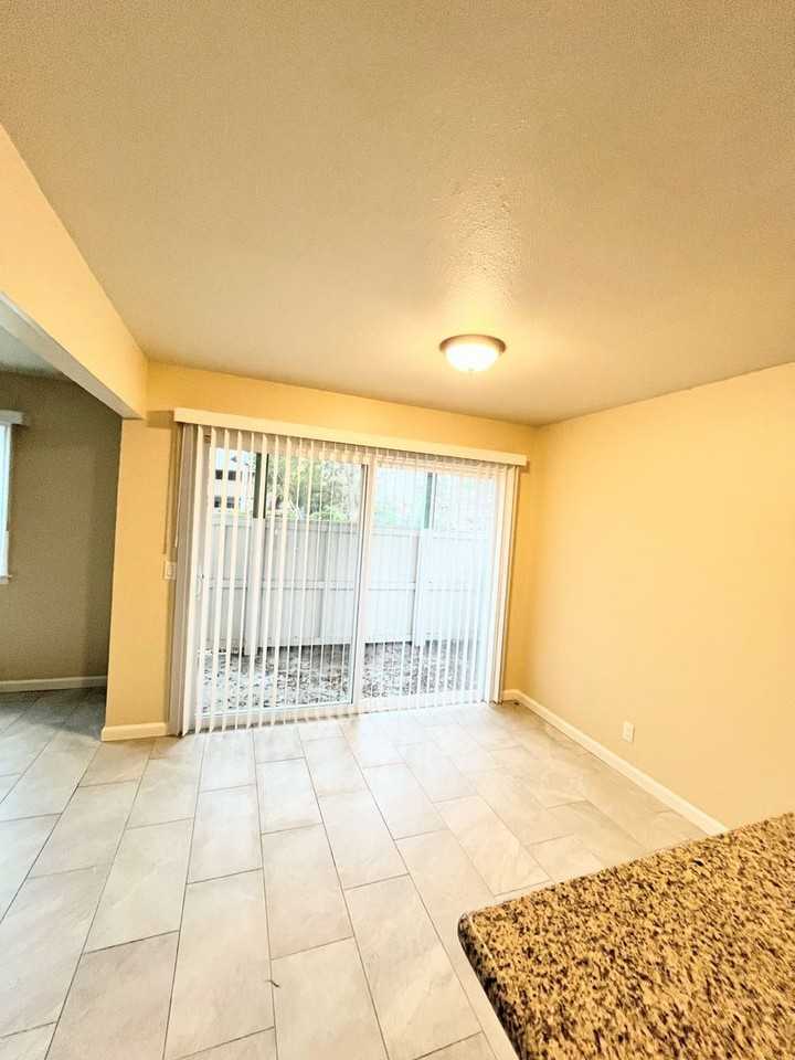 0750 - 50 Cameo Dr - Photo 5 of 12