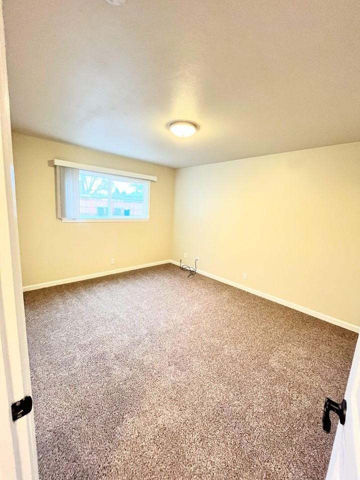 0750 - 50 Cameo Dr - Photo 6 of 12