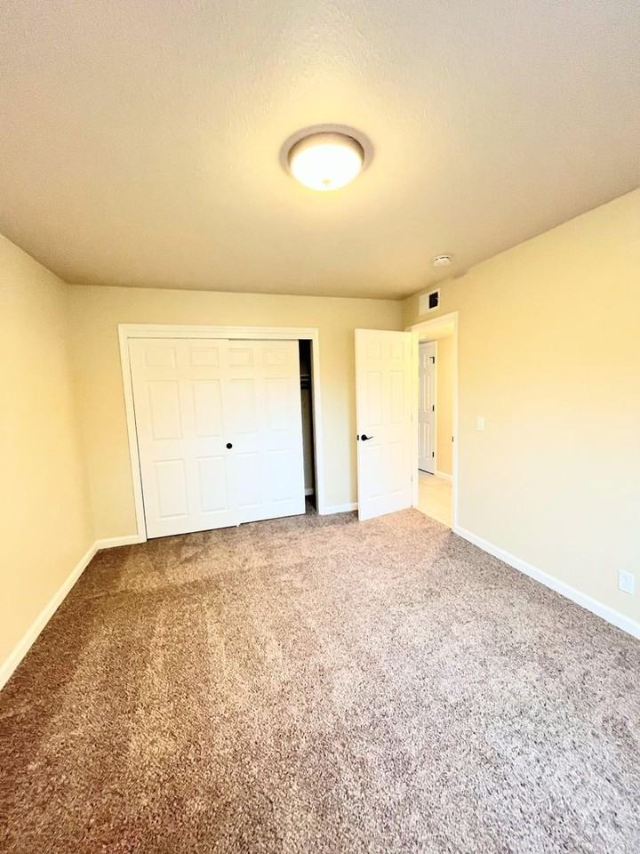 0750 - 50 Cameo Dr - Photo 7 of 12