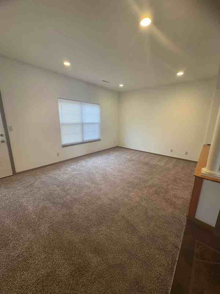 1605 Spiros Dr - Photo 3 of 11