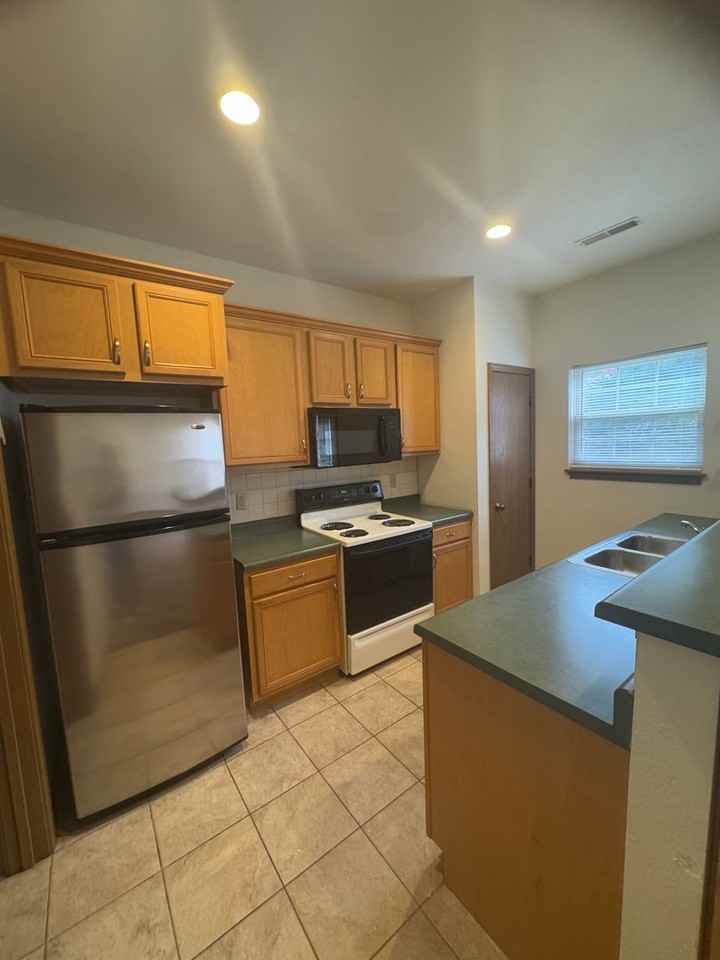 1605 Spiros Dr - Photo 4 of 11