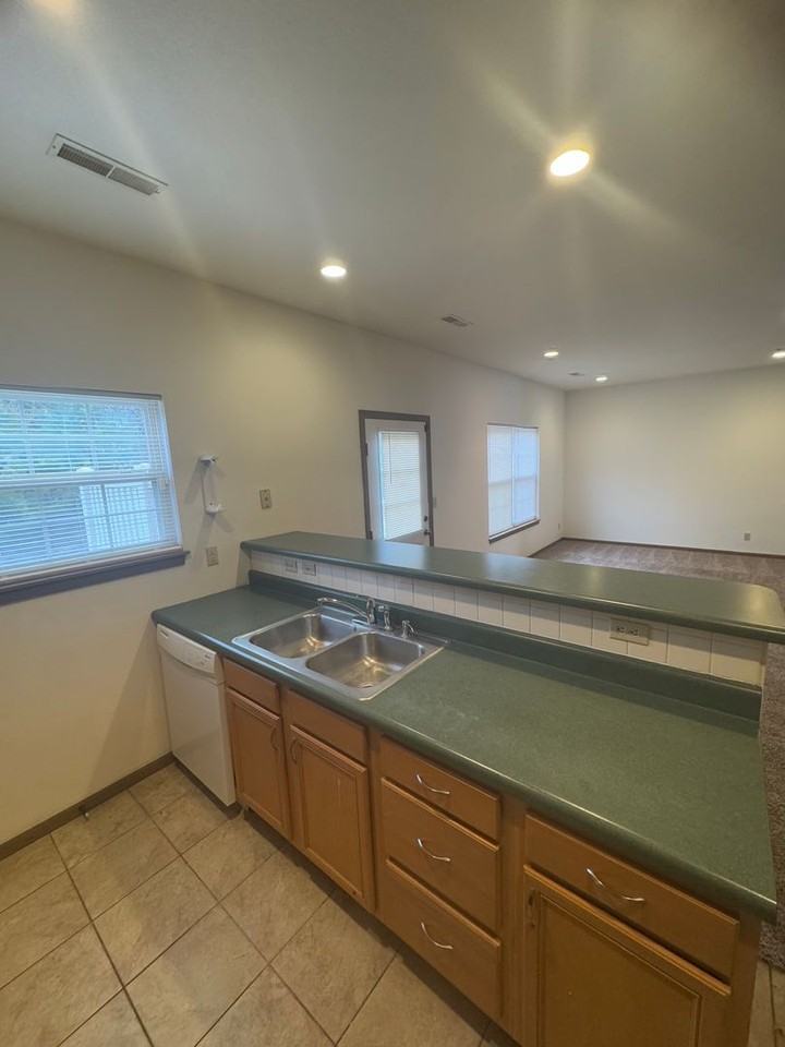 1605 Spiros Dr - Photo 5 of 11