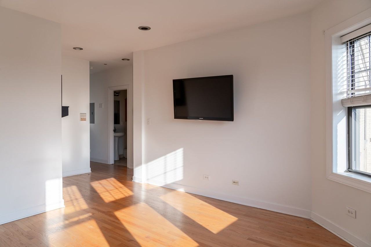 2508 W Catalpa Ave #3 - Photo 4 of 12