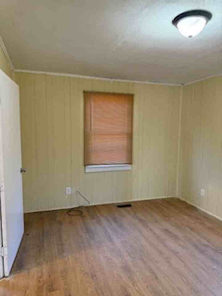692 Southern St - Photo 6 of 11