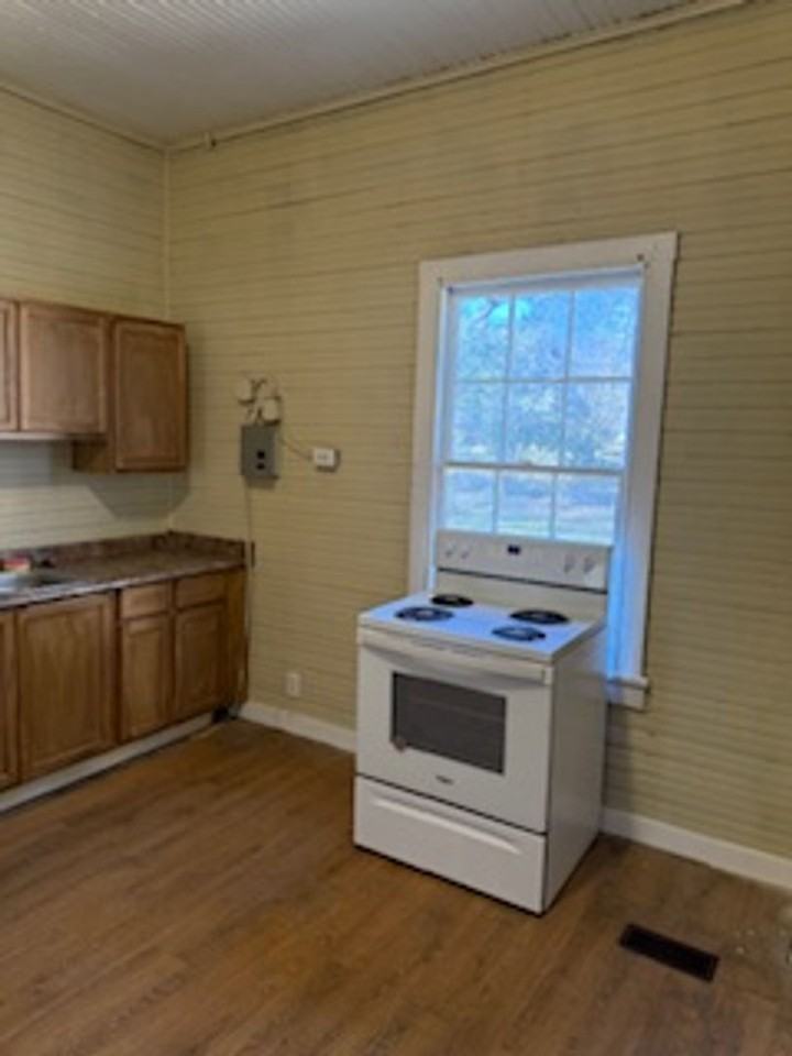 692 Southern St - Photo 7 of 11