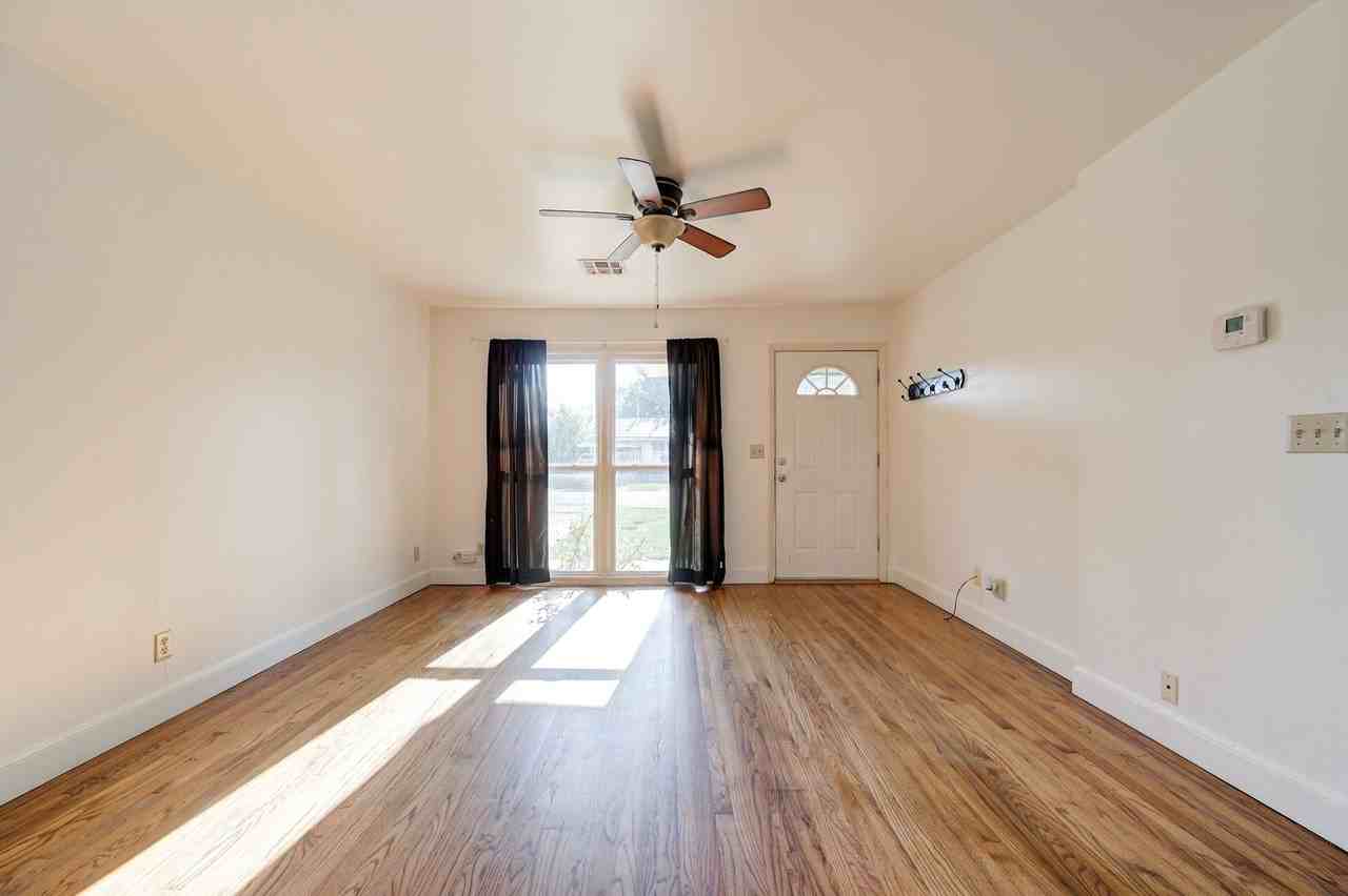 604 N Stewart Ave - Photo 3 of 27