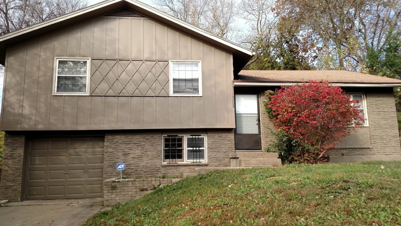 10202 Beacon Ave - Photo 2 of 12