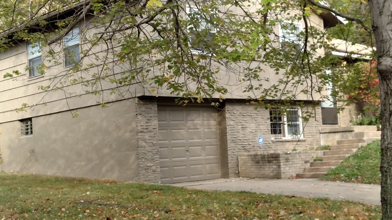 10202 Beacon Ave - Photo 4 of 12