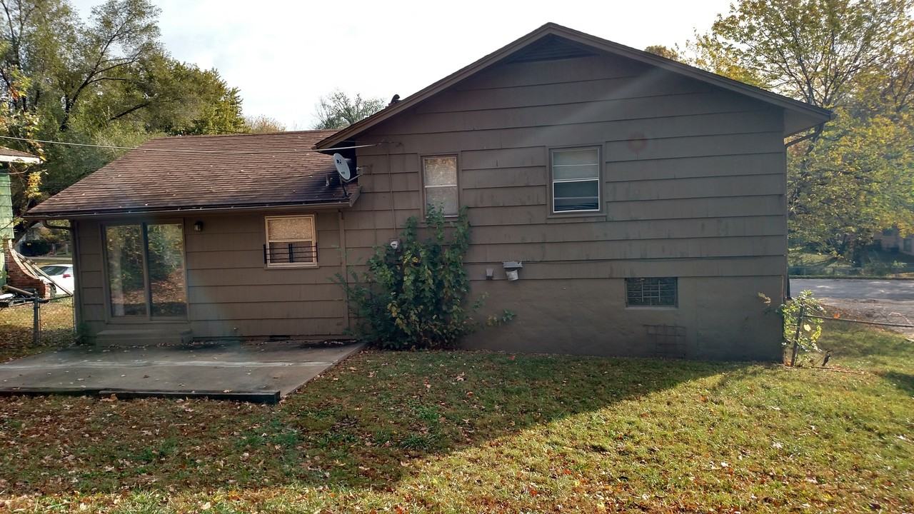 10202 Beacon Ave - Photo 5 of 12