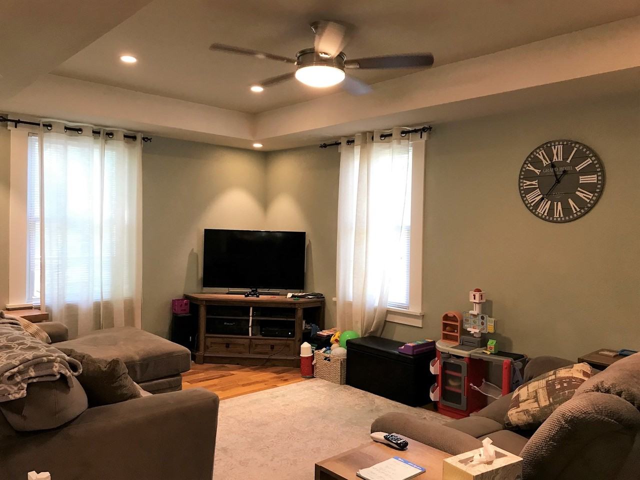 908 Colorado St - Photo 3 of 7