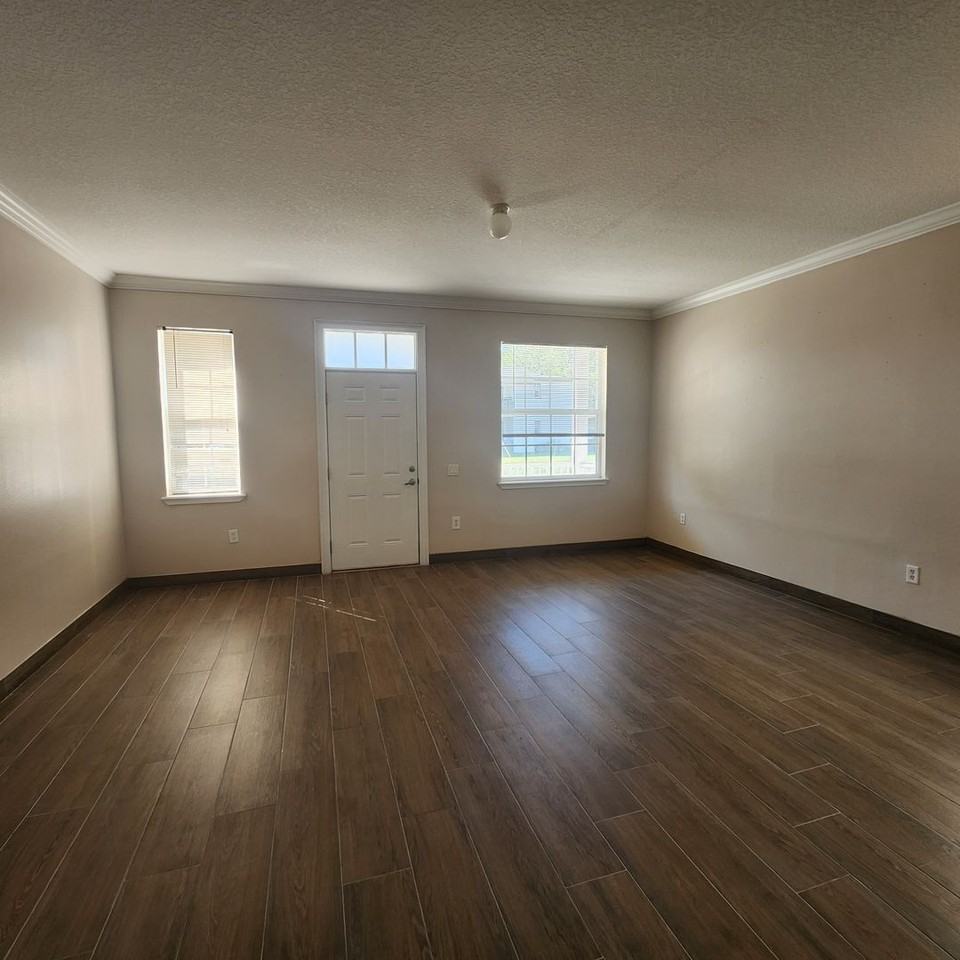 903 Sumner St - Photo 2 of 18